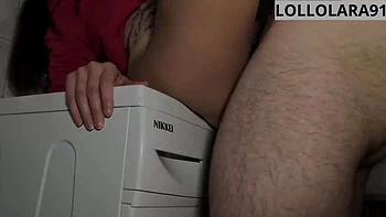 Lollolara91 wird hart auf der Waschmaschine gefickt - haarige italienische Amateurin