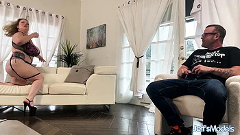 Diosa BBG Bunny De La Cruz recibe polla dura y follada hardcore