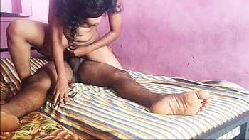 Indische Pornodarstellerin wird vom Freund als Krankenschwester hart gefickt