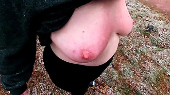 BDSM al aire libre: tetas azotadas y coño castigado en la nieve