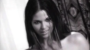 Brune amateur suce et baise en doggy avec paroles salaces