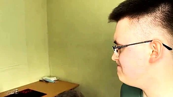 Brune se fait baiser brutalement en levrette sous le regard du cocu