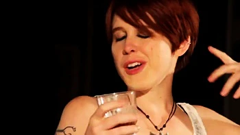 MILFs ruivas se masturbam e fazem sexo lésbico no chão