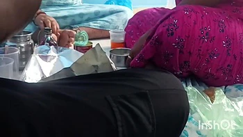 Mittagessen mit indischer Brünetten endet im heißen Fick