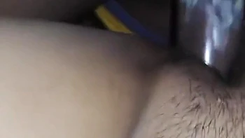 La copine indienne poilue de mon pote suce ma bite