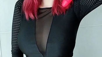 Rousse à gros seins se branle avec des jouets