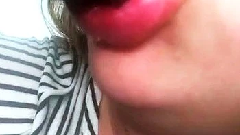 Solo Schönheit spielt nah an ihrem Arsch mit Toys