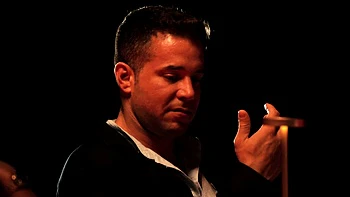 Рыжая Белла Спарк сосет и глотает большой член