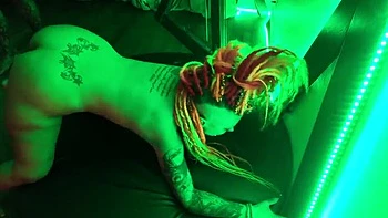 Foda selvagem e palmadas no doggy style com casal amador