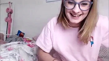 Gata peluda se diverte sozinha com brinquedo sexual