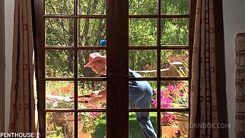 Pornstar morena de peitos grandes fodida de lingerie