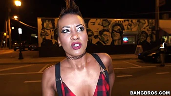 Passeio de ônibus à noite com punk morena sexy
