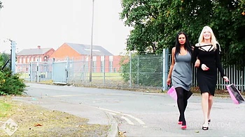 Busige Ebony erwischt WG-Kumpel beim Slip-Schnüffeln und lutscht seinen Schwanz