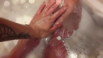 Brunetes lésbicas transando com óleo em massagem tântrica