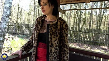 MILF Wanilianna Is Having a Lot of Fun with Herself in a Public Park