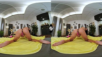 Maddy Black se masturba de lingerie