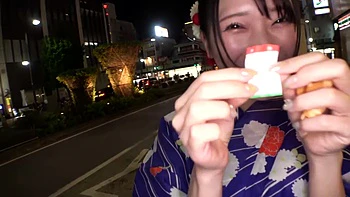 Большие сиськи, киска с мочой от ебли пальцами