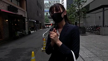 Японка сосёт и трахается в позе на четвереньках