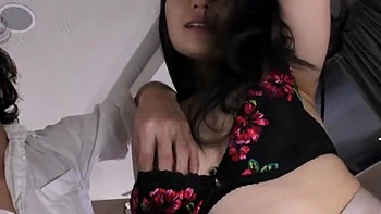 Élégante épouse japonaise fond sous doigts et cunnilingus