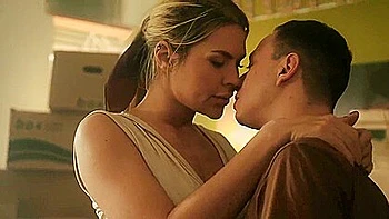 Zlata Shine mueve tetas y culo grandes en fetiche de tela