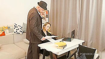 Блондинка-босс ебется в зад на работе аналом