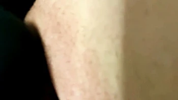 Chica sola jugueteando su culo de cerca