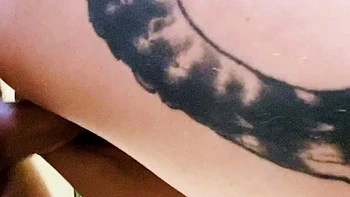 Чешская любительница жестко играет с узкой киской