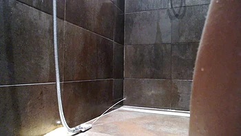 Rubia se masturba con juguetes y no se cansa