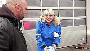 Волосатая пухлая тинейджерша-любительница сосет большой член и показывает киску