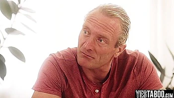 Aria Valencia es follada duro por la polla grande del padrastro