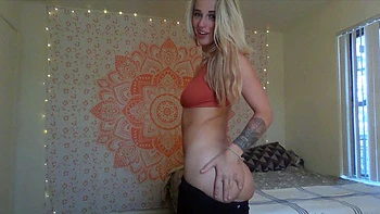 Rubia teen se masturba con juguetes en webcam