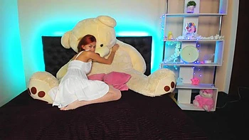 Amateurin verführt im Bett