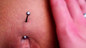 Лесбийское мастурбирование с пальцами от первого лица