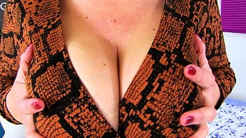 Milf peituda Camilla goza com dildo enorme