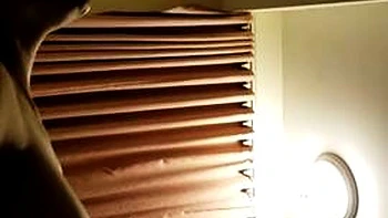 Asiatique gémissante en suçant et léchant chatte