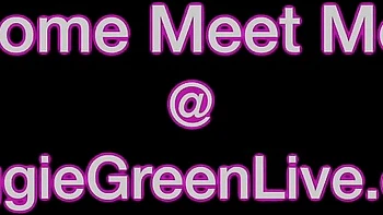 Maggie Green peituda provocando com tetas naturais enormes