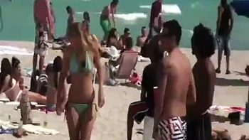 Busige Volleyballerin fickt glücklichen Typen hart zuhause