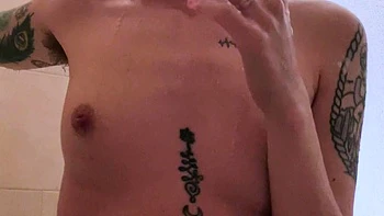 Jeune fille se déshabille et se masturbe sous la douche