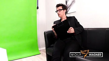 Худая Конни сосёт сперму в немецком сексе на стуле