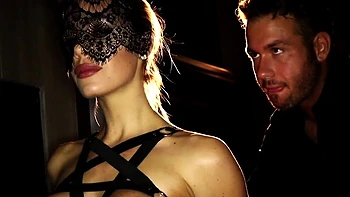 Николь Энистон трахнута в белье после лизания киски Чадом Уайтом