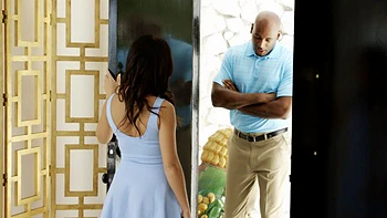 Флэш Браун жестко трахает анально огромным черным членом