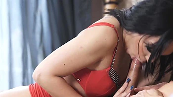 Emine la brune se fait baiser par un couple