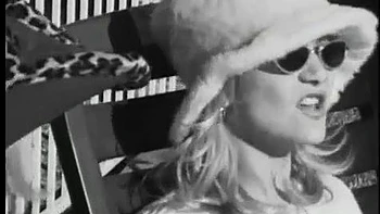 Asia suce profond et baise interracialement