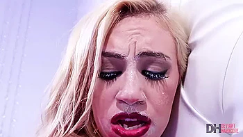 Femdom loira domina com sentada no rosto e lambidas no cu