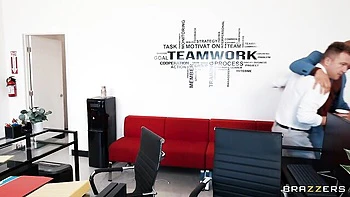 Пышногрудая брюнетка Кира Нуар скачет на черном члене