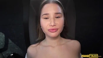 Busige Amalia Davis fickt draußen und kommt in sie rein