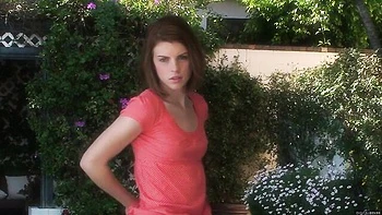 Sexy Aubrey Belle se masturba sola con culo firme