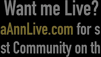 Julia Ann solo mit riesigen falschen Titten als Milf