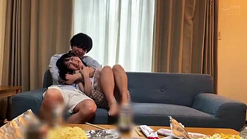 Mulher trai e leva uma foda profunda na frente do corno