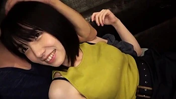 Belle pure embrasse et caresse son minou à travers la culotte